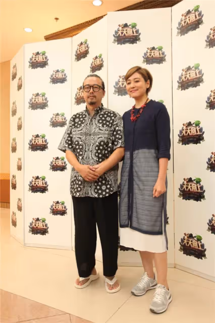 張延回農村老家,穿著打扮一股子土味,皮膚粗糙跟52歲奶奶無異!
