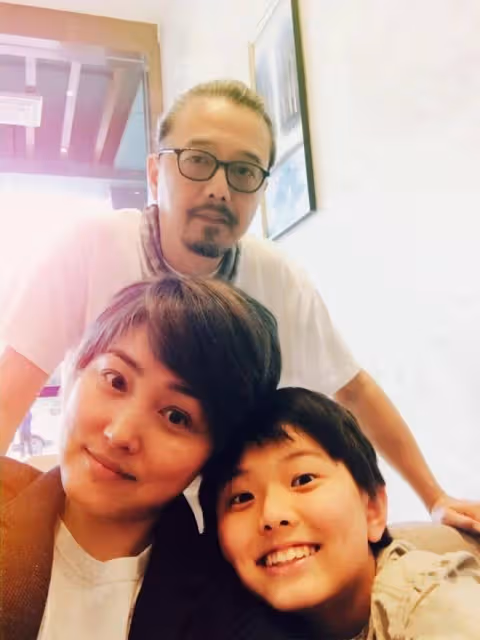 張延回農村老家,穿著打扮一股子土味,皮膚粗糙跟52歲奶奶無異!