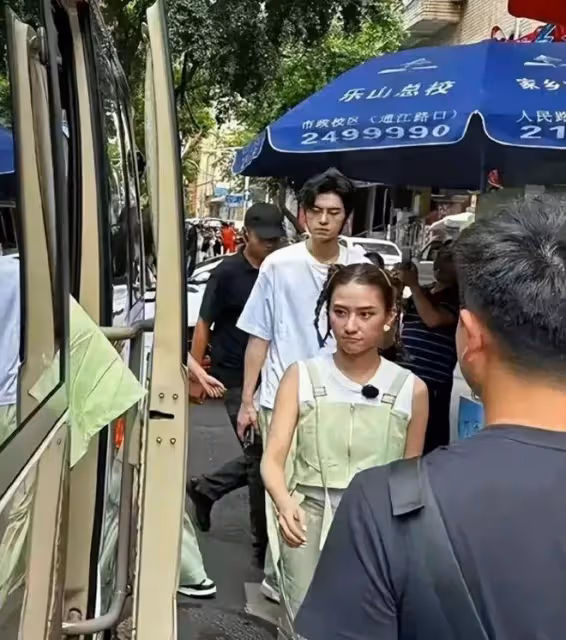 何超蓮現身街頭被拍,生圖感嘆真的好普通,又矮又瘦不及路人漂亮