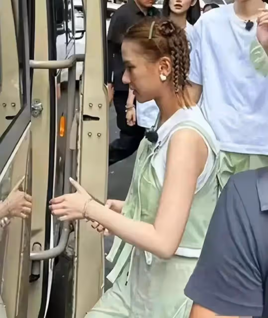 何超蓮現身街頭被拍,生圖感嘆真的好普通,又矮又瘦不及路人漂亮
