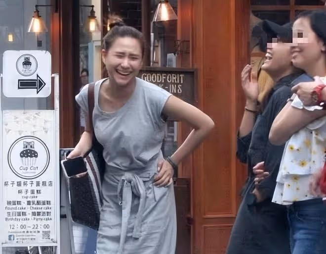 何超蓮現身街頭被拍,生圖感嘆真的好普通,又矮又瘦不及路人漂亮