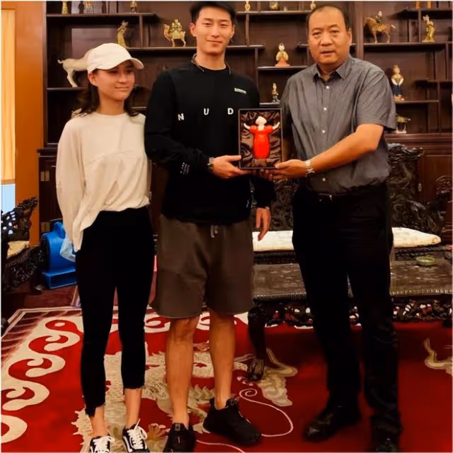 何超蓮現身街頭被拍,生圖感嘆真的好普通,又矮又瘦不及路人漂亮
