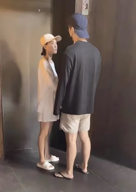 何超蓮現身街頭被拍,生圖感嘆真的好普通,又矮又瘦不及路人漂亮
