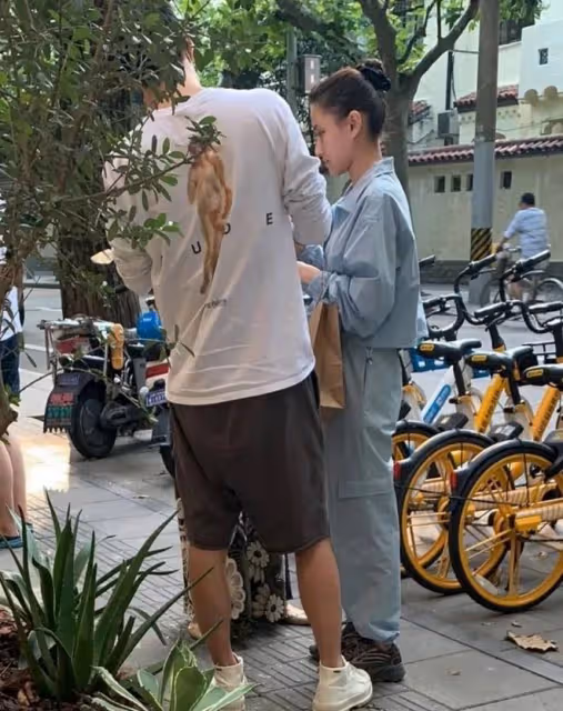何超蓮現身街頭被拍,生圖感嘆真的好普通,又矮又瘦不及路人漂亮