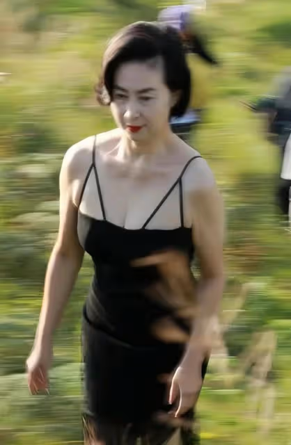 何超瓊在貴州考察,可以樸實無華也可以光鮮奪目,但氣質都高貴!