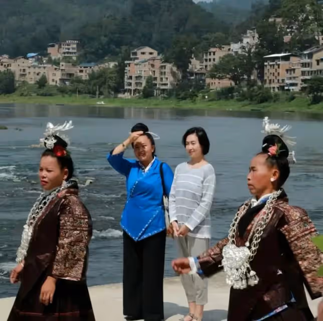 何超瓊在貴州考察,可以樸實無華也可以光鮮奪目,但氣質都高貴!