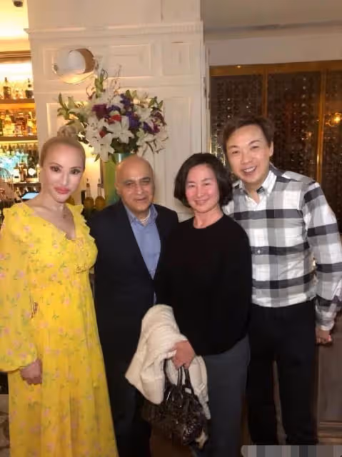 何超瓊在貴州考察,可以樸實無華也可以光鮮奪目,但氣質都高貴!