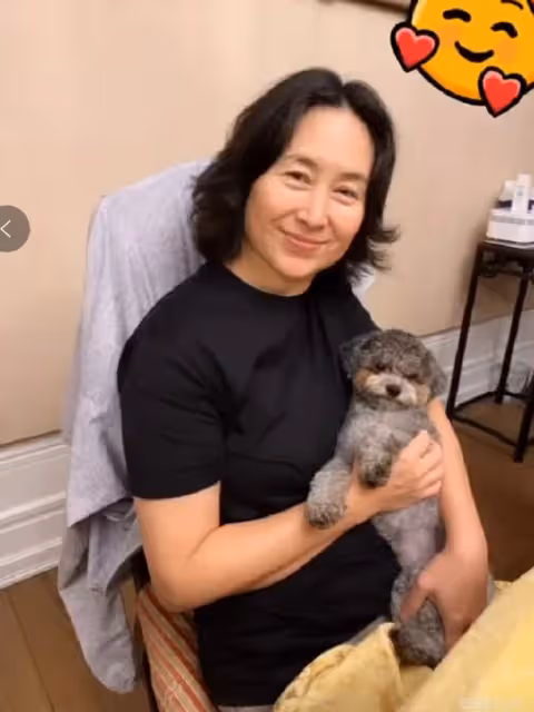 何超瓊在貴州考察,可以樸實無華也可以光鮮奪目,但氣質都高貴!