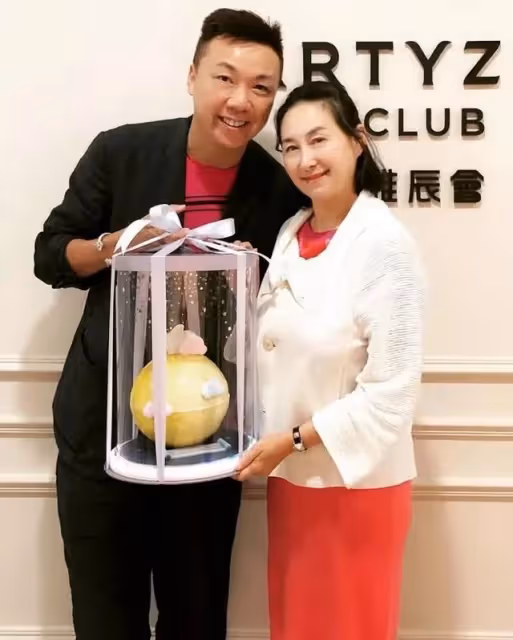 何超瓊在貴州考察,可以樸實無華也可以光鮮奪目,但氣質都高貴!