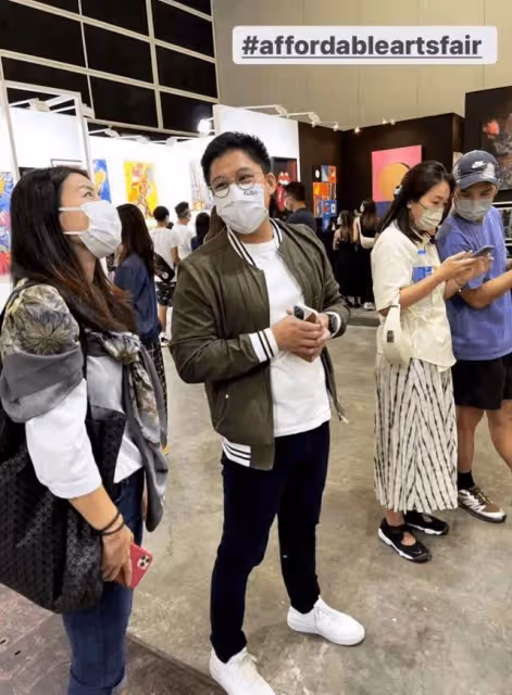 霍啟剛曬約會合影,郭晶晶依偎他懷裡好膩歪,扎小揪揪清純如校花