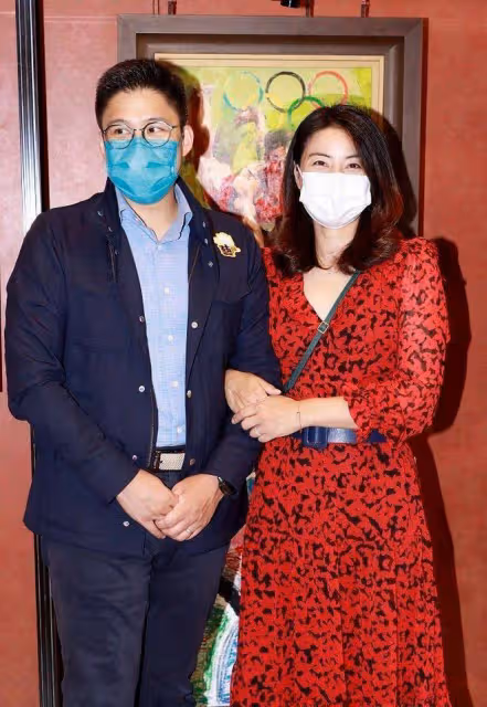 霍啟剛曬約會合影,郭晶晶依偎他懷裡好膩歪,扎小揪揪清純如校花