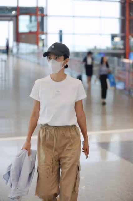 李冰冰這樣多好啊,素顏走機場也不在意,不扮嫩中年打扮反倒舒服