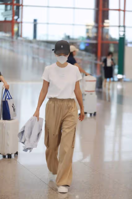 李冰冰這樣多好啊,素顏走機場也不在意,不扮嫩中年打扮反倒舒服