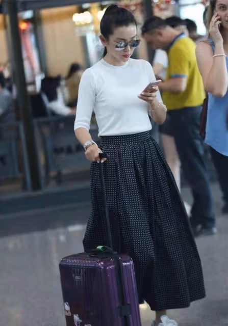 李冰冰這樣多好啊,素顏走機場也不在意,不扮嫩中年打扮反倒舒服