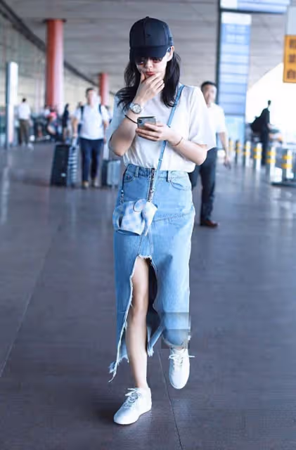 李冰冰這樣多好啊,素顏走機場也不在意,不扮嫩中年打扮反倒舒服