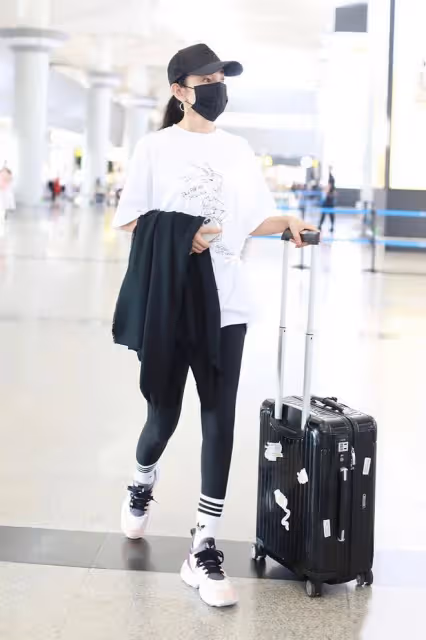 李冰冰這樣多好啊,素顏走機場也不在意,不扮嫩中年打扮反倒舒服