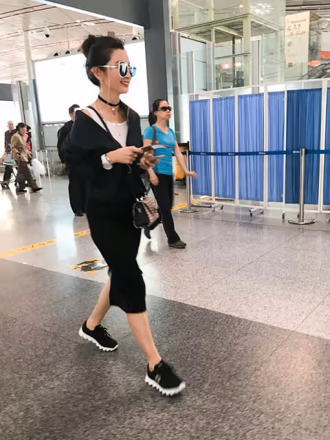 李冰冰這樣多好啊,素顏走機場也不在意,不扮嫩中年打扮反倒舒服