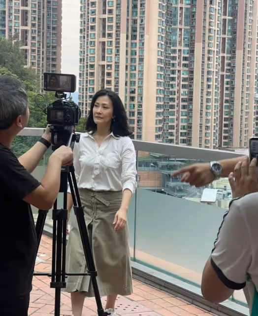 陳慧珊在街頭拍戲被圍觀,典型的高級臉氣質很出眾,而且原生態!