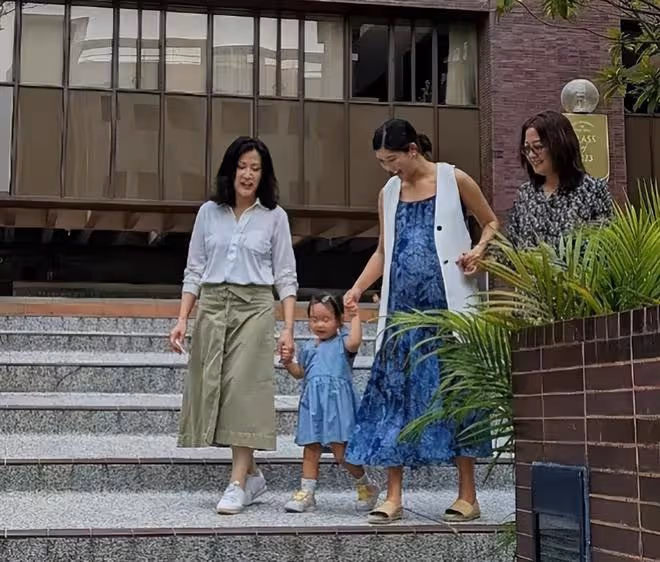 陳慧珊在街頭拍戲被圍觀,典型的高級臉氣質很出眾,而且原生態!