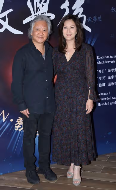 陳慧珊在街頭拍戲被圍觀,典型的高級臉氣質很出眾,而且原生態!