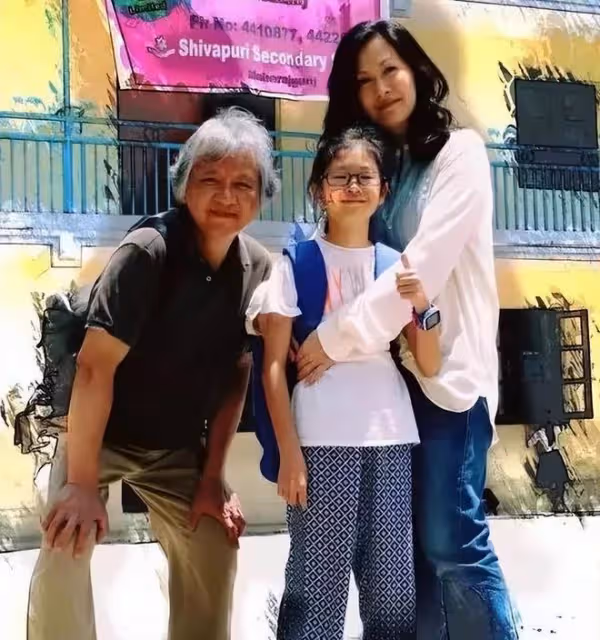 陳慧珊在街頭拍戲被圍觀,典型的高級臉氣質很出眾,而且原生態!