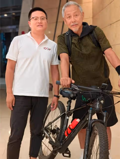 陳道明都素人合影,都快70歲還那麼帥氣,滿頭白髮皮膚還皺巴巴的