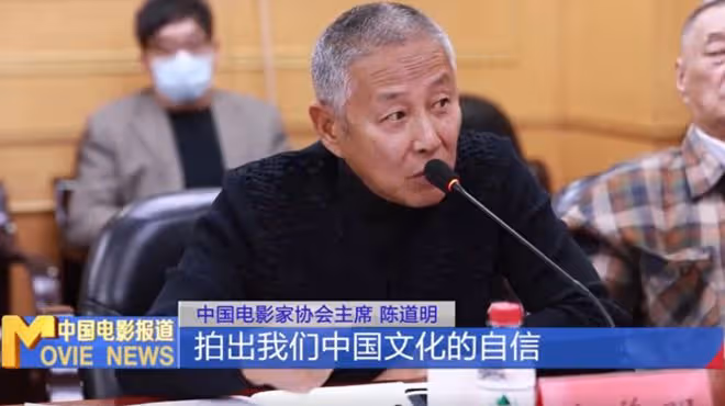 陳道明都素人合影,都快70歲還那麼帥氣,滿頭白髮皮膚還皺巴巴的