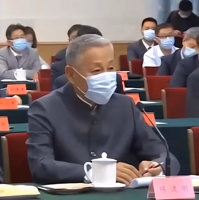 陳道明都素人合影,都快70歲還那麼帥氣,滿頭白髮皮膚還皺巴巴的