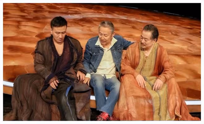 陳道明都素人合影,都快70歲還那麼帥氣,滿頭白髮皮膚還皺巴巴的