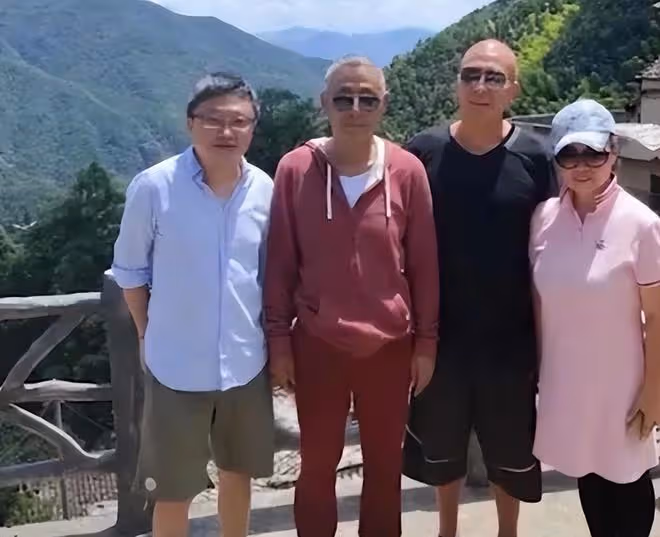 陳道明都素人合影,都快70歲還那麼帥氣,滿頭白髮皮膚還皺巴巴的