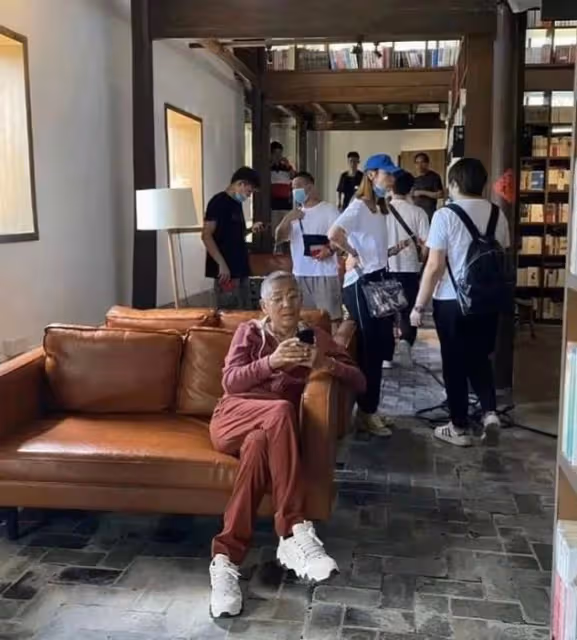 陳道明都素人合影,都快70歲還那麼帥氣,滿頭白髮皮膚還皺巴巴的