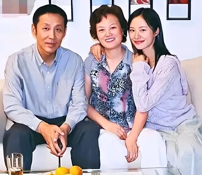 陳道明都素人合影,都快70歲還那麼帥氣,滿頭白髮皮膚還皺巴巴的