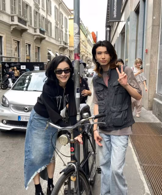 張柏芝在米蘭被拍,素顏清新脫俗,穿衛衣牛仔裙一點也不像當媽的