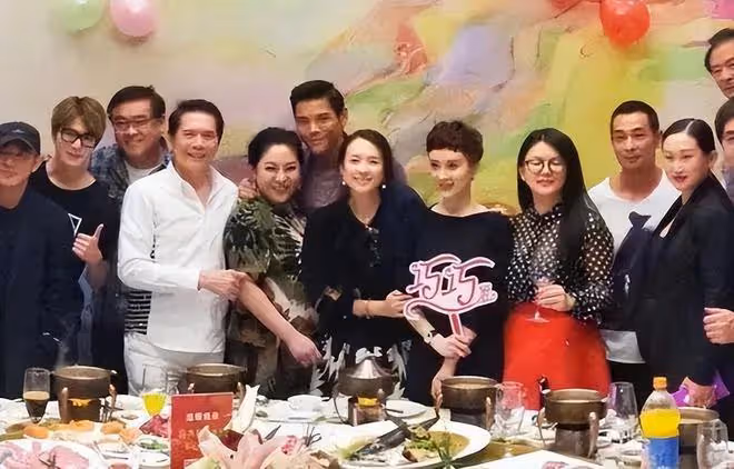 金巧巧曬照不修圖,章子怡髮際線高李湘閉眼,生圖反倒真實接地氣