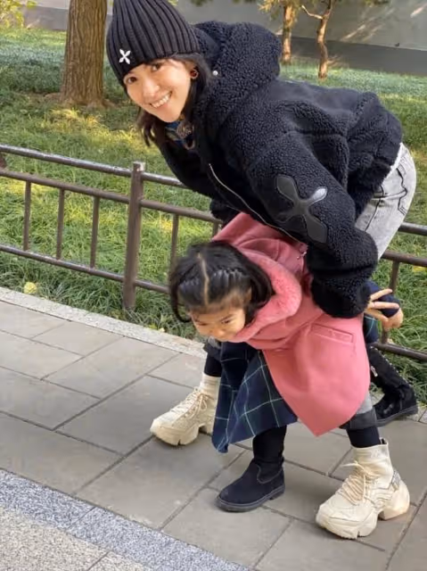 金巧巧曬照不修圖,章子怡髮際線高李湘閉眼,生圖反倒真實接地氣