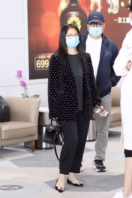 金巧巧曬照不修圖,章子怡髮際線高李湘閉眼,生圖反倒真實接地氣