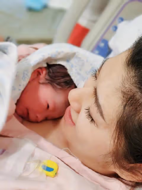 任家萱曬兒子近照，6個月腰果體重近10公斤，母子同款小胖臉搶鏡