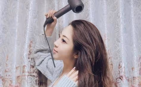 脫髮的原因可不只是熬夜,這3個常見習慣,也會導致「禿頭少女」