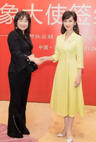 女人過了50歲,儘量少穿厚底鞋、坡跟鞋,換成這3雙更優雅減齡