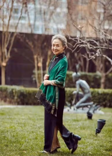 女人過了50歲,儘量少穿厚底鞋、坡跟鞋,換成這3雙更優雅減齡