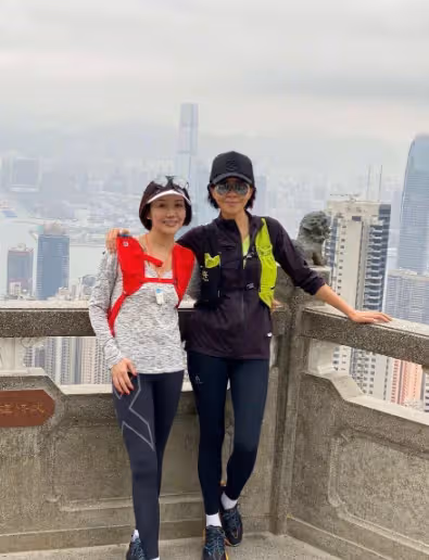 女人過了50歲,儘量少穿厚底鞋、坡跟鞋,換成這3雙更優雅減齡