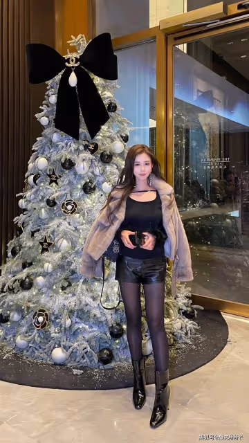 24歲極品尤物女神時尚穿搭:黑色上衣搭配黑色短褲 優雅又有氣質