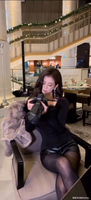 24歲極品尤物女神時尚穿搭:黑色上衣搭配黑色短褲 優雅又有氣質