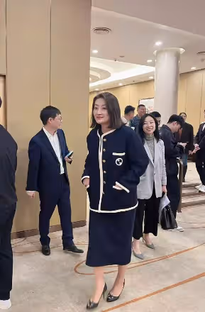 42歲宗馥莉才是真名媛,穿小香風套裝優雅貴氣,不披金戴銀也高級