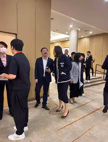 42歲宗馥莉才是真名媛,穿小香風套裝優雅貴氣,不披金戴銀也高級