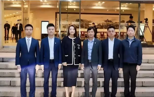 42歲宗馥莉才是真名媛,穿小香風套裝優雅貴氣,不披金戴銀也高級