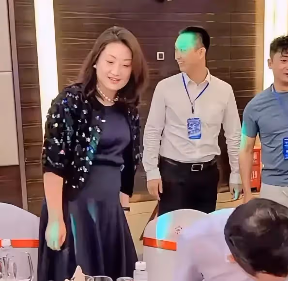 42歲宗馥莉才是真名媛,穿小香風套裝優雅貴氣,不披金戴銀也高級