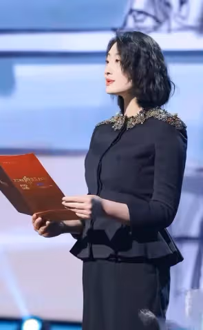 42歲宗馥莉才是真名媛，穿小香風套裝優雅貴氣，不披金戴銀也高級