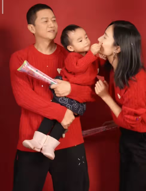 李亞鵬幼女迎2歲生日,小夏夏精靈可愛,海哈金喜陪愛女切蛋糕