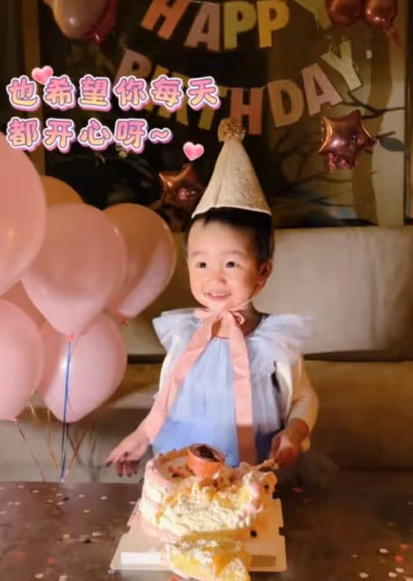 李亞鵬幼女迎2歲生日,小夏夏精靈可愛,海哈金喜陪愛女切蛋糕